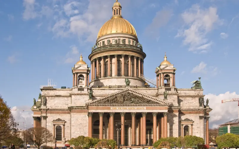 По главным местам Петербурга