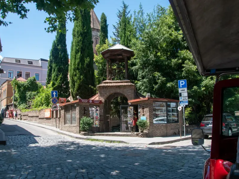 На ретро-автомобиле — в прошлое Тбилиси