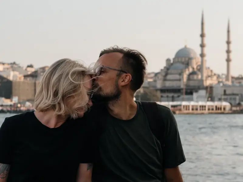 В объятиях Стамбула: фотопрогулка в стиле love story