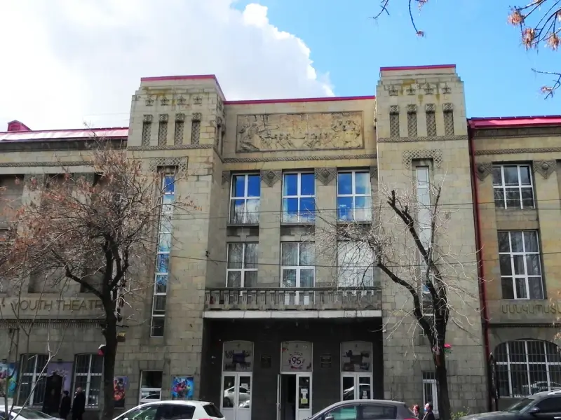 По Еревану — на автомобиле