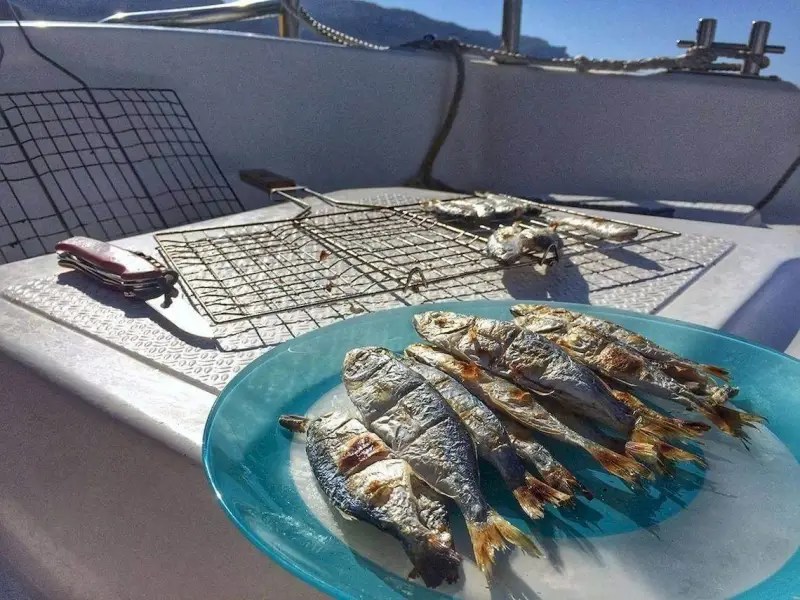 В мини-группе — на морскую рыбалку с пикником на борту