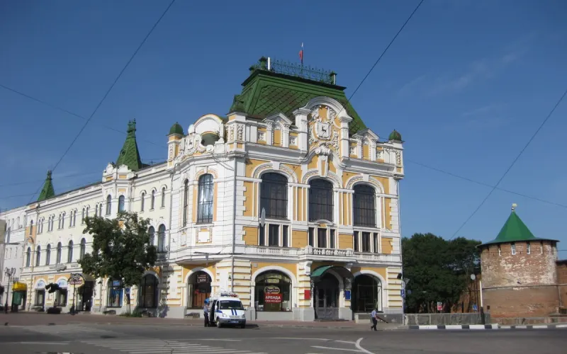 Исторический портрет Нижнего Новгорода на фоне Большой Покровской