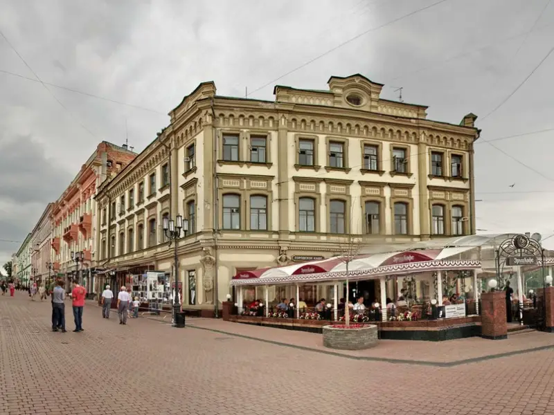 Исторический портрет Нижнего Новгорода на фоне Большой Покровской