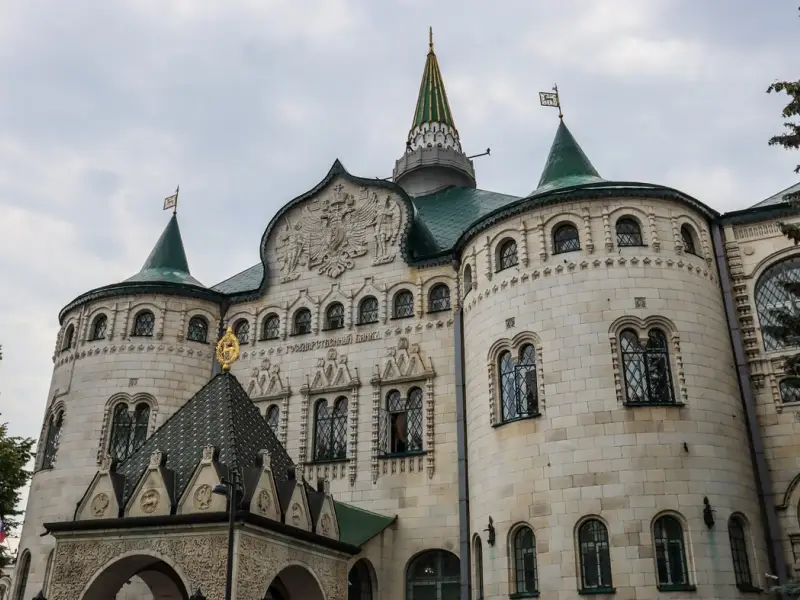 Исторический портрет Нижнего Новгорода на фоне Большой Покровской