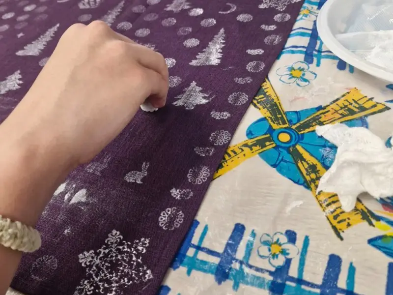 «Бей, красок не жалей»: мастер-класс по набойке на ткани в Нижнем Новгороде