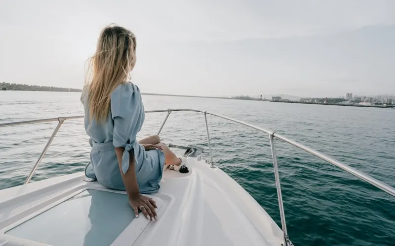 Прогулка под парусом с купанием в море — из Сочи и Адлера