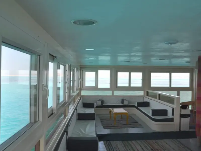 Морская прогулка на лодке с прозрачным дном